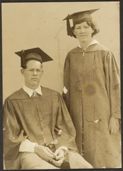 [Jongen en meisje met pet en toga].
