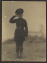 [Jongen in uniform]