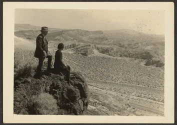 [Koppel in Woestijnlandschap].