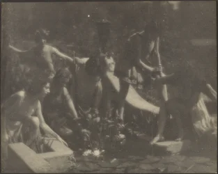 [Dansers poseren aan de rand van een vijver].