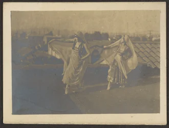 [Dansers op het dak].