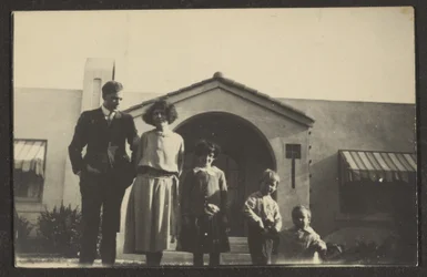 Familieportret voor een huis