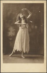 [Danseres voor een wandtapijt]