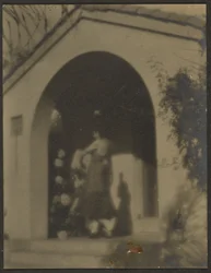 [Vrouwelijke danseres voor het huis].