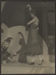 [Vrouwelijke danseres voor het huis].