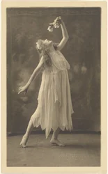 [Danseres met bloem voor een wandtapijt]