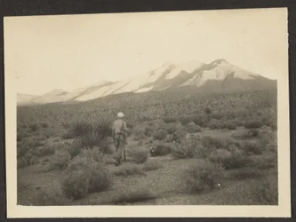[Figuur in landschap].