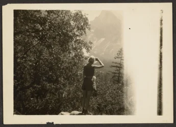 [Figuur in bos].