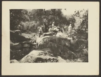 [Figuren die door het landschap lopen].