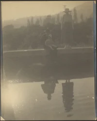 [Beelden weerspiegeld in het water]