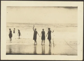 [Figuren in badpak op het strand].