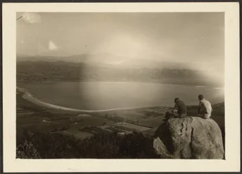 [Figuren in landschap].