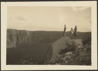 [Figuren in landschap].