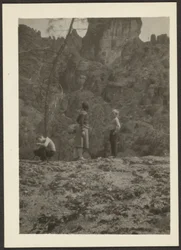 [Figuren in berglandschap].