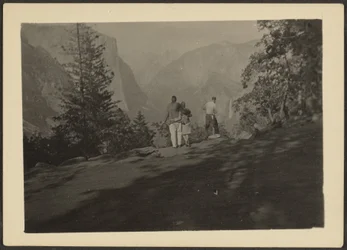 Figuren in een berglandschap