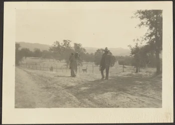 [Figuren in landelijk landschap].