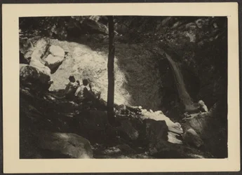 [Figuren in schaduwrijk boslandschap].