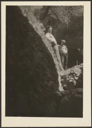 [Figuren in Zonlicht op Rotsen].