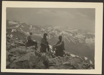 [Figuren in een rotsachtig landschap]