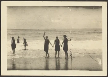 [Figuren op een strand die zeewier vasthouden].