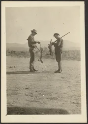 [Fleckenstein en Man met geweren en dode konijnen].