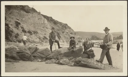 [Fleckenstein met camera en familie aan het strand].