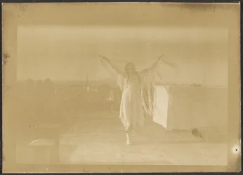 [Florence danst in Indiaans kostuum].
