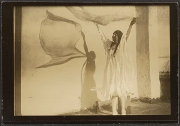 [Florence danst in Indiaans kostuum].