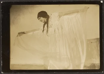 [Florence danst in Indiaans kostuum].