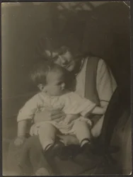 [Florence houdt baby vast]