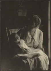 [Florence houdt baby vast]