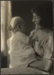 Florence houdt een baby vast