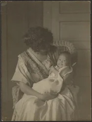 [Florence houdt baby vast in schommelstoel].