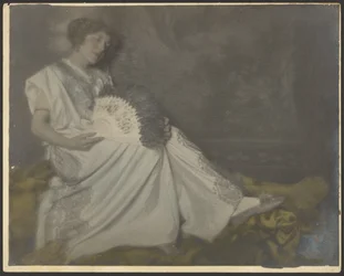[Florence zittend met grote ventilator].