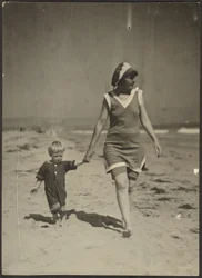 [Florence en kind wandelen op strand].
