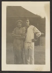 [Florence en jonge man in marine-uniform]