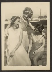 [Florence met vrienden in wazige kostuums].