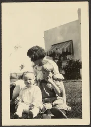 [Florence met twee kinderen op het gazon].