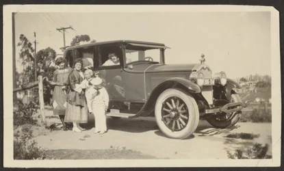 [Groep met auto]