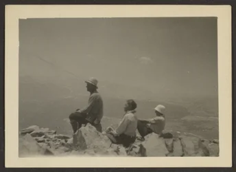 [Wandelaars zittend op rotsen].