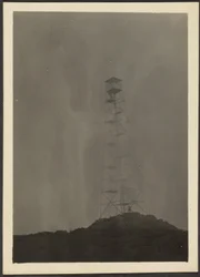 [Landschap met elektrische toren].