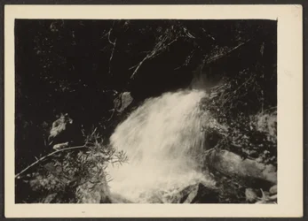 [Landschap met waterval]
