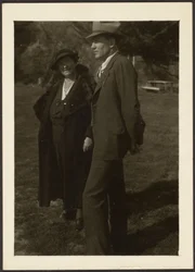 [Man en vrouw staan in het gras].