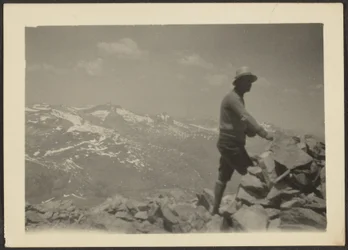 [Man in bergachtig landschap]