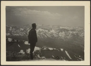 Man in bergachtig landschap