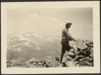 [Man in bergachtig landschap]