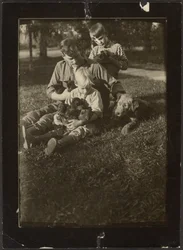[Man met kinderen en puppy