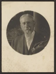 [Man met lange baard].