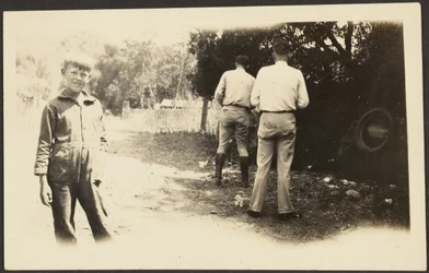 [Mannen buiten met rommel]