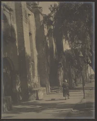 [Trottoir van de missie]